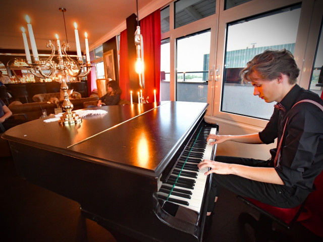 Lounge mit Piano